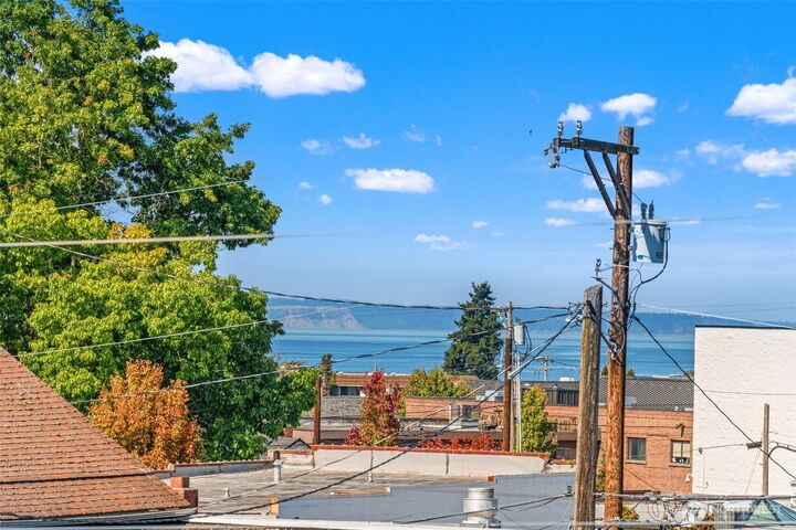 Property Photo:  530  Dayton Street 201  WA 98020 