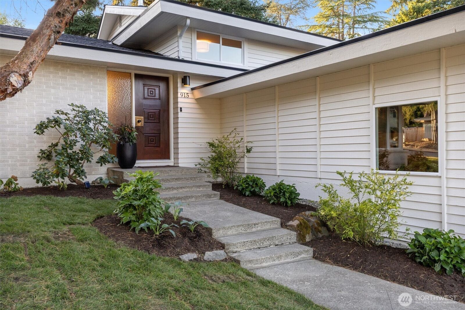 Property Photo:  915  145th Place SE  WA 98007 