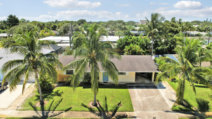 Property Photo:  20 Willow Road  FL 33469 