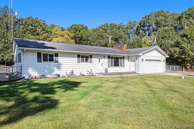 Property Photo:  1714 Indian Road  MI 48446 