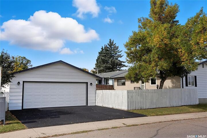 Property Photo: 3803 Miyo-Wâhkôhtowin Road SK S7L 5T1
