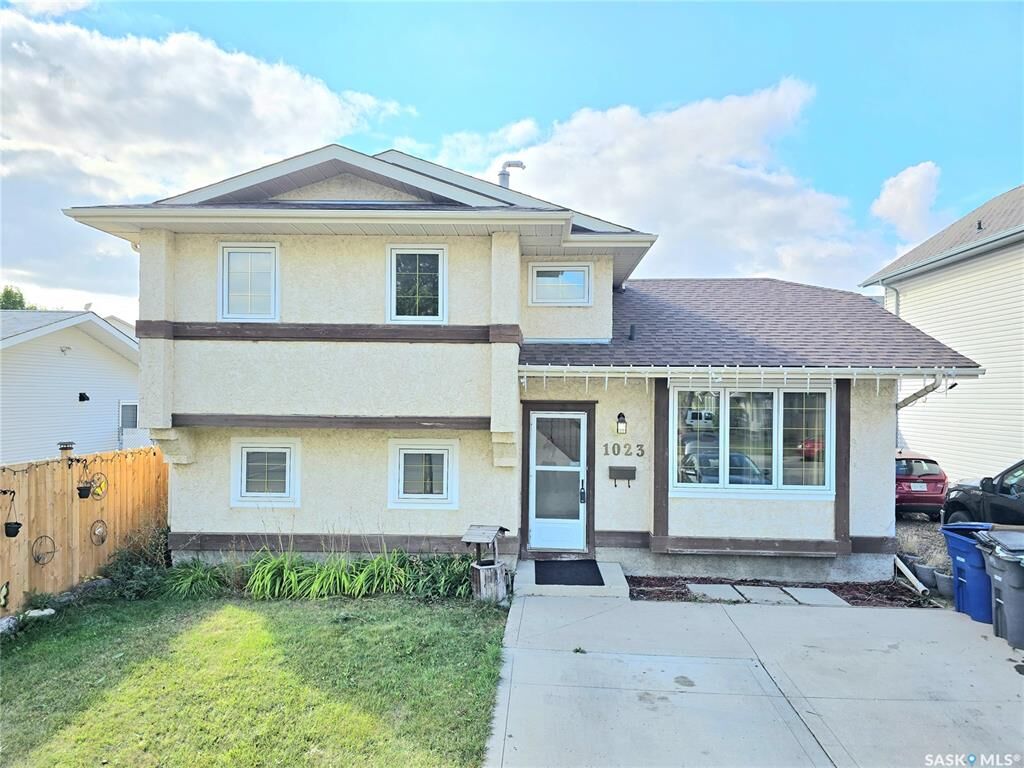 Property Photo: 1023 Steeves Avenue SK S7L 5N6