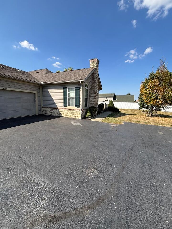 Property Photo:  1242 Paddock Loop  OH 43160 