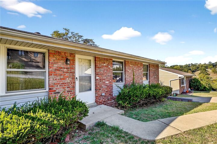 Property Photo:  526 Saint George Dr  PA 15137 