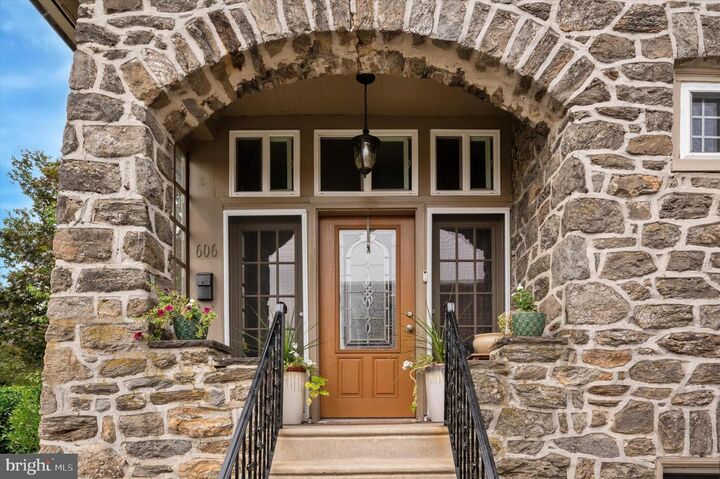Property Photo:  606 Walnut Lane  PA 19128 