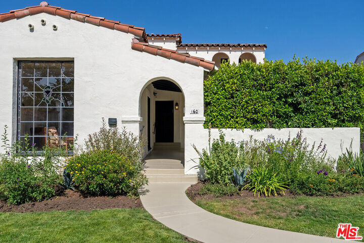 Property Photo:  160 S Poinsettia Pl  CA 90036 