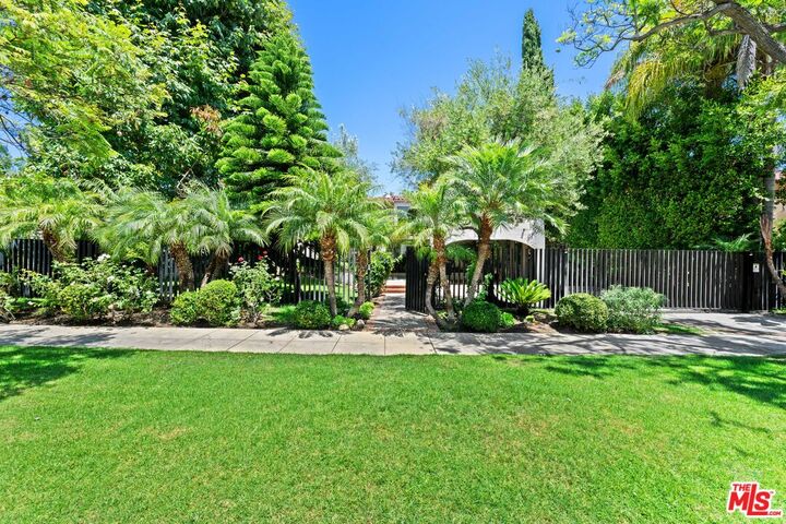 Property Photo:  512 N Palm Dr  CA 90210 