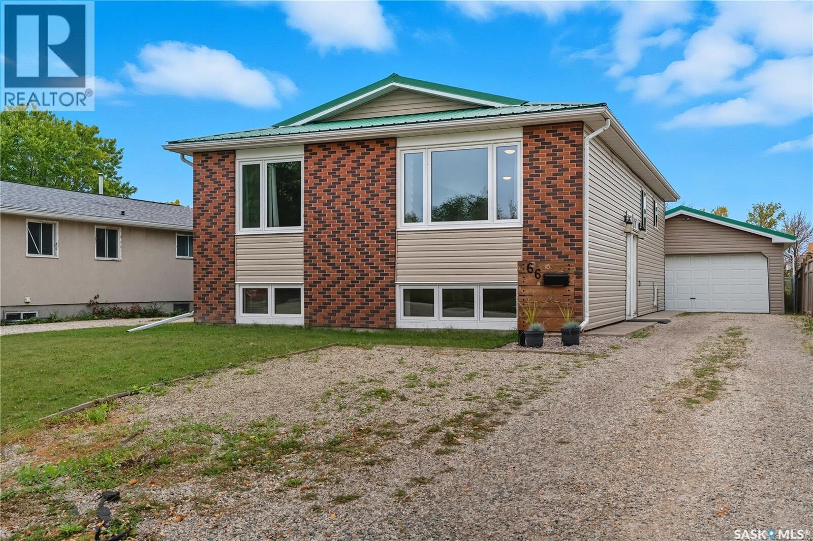Property Photo:  66 Lloyd Crescent  SK S4R 6C1 