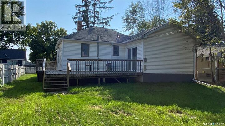 Property Photo:  866 4th Street E  SK S6V 0K5 