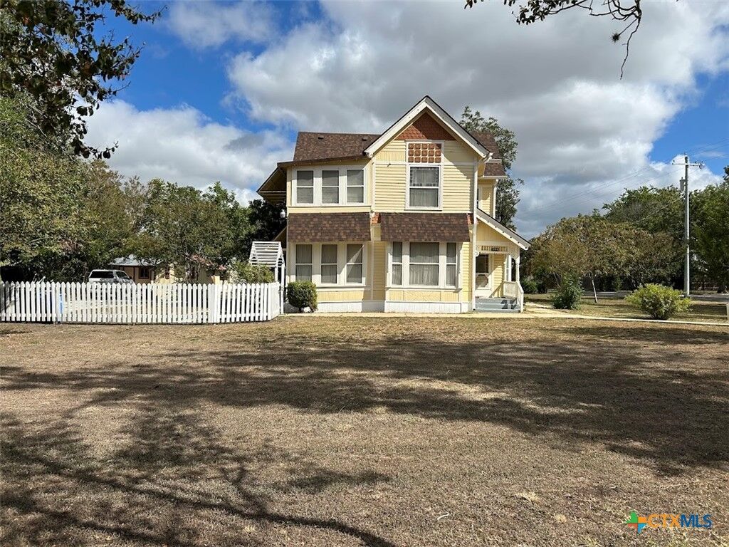 Property Photo:  304 W Krezdorn Street  TX 78155 