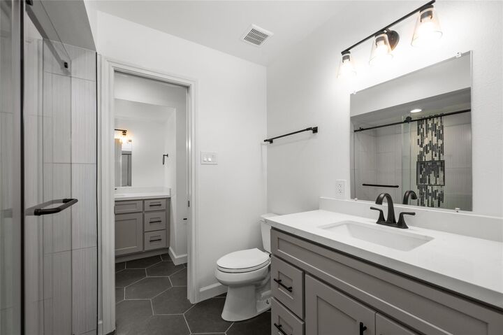 Property Photo:  2744 Briarhurst Drive 33  TX 77057 