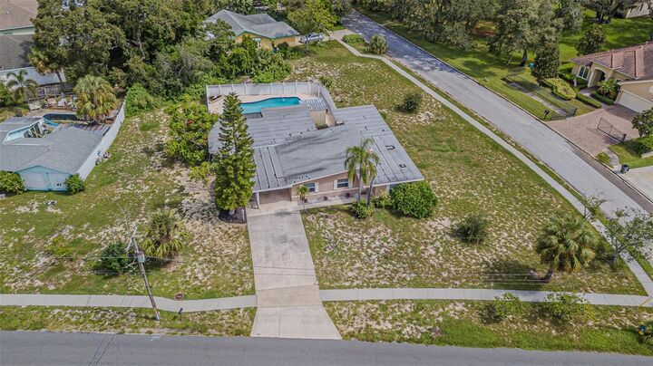 Property Photo:  912 Riverside Drive  FL 34689 