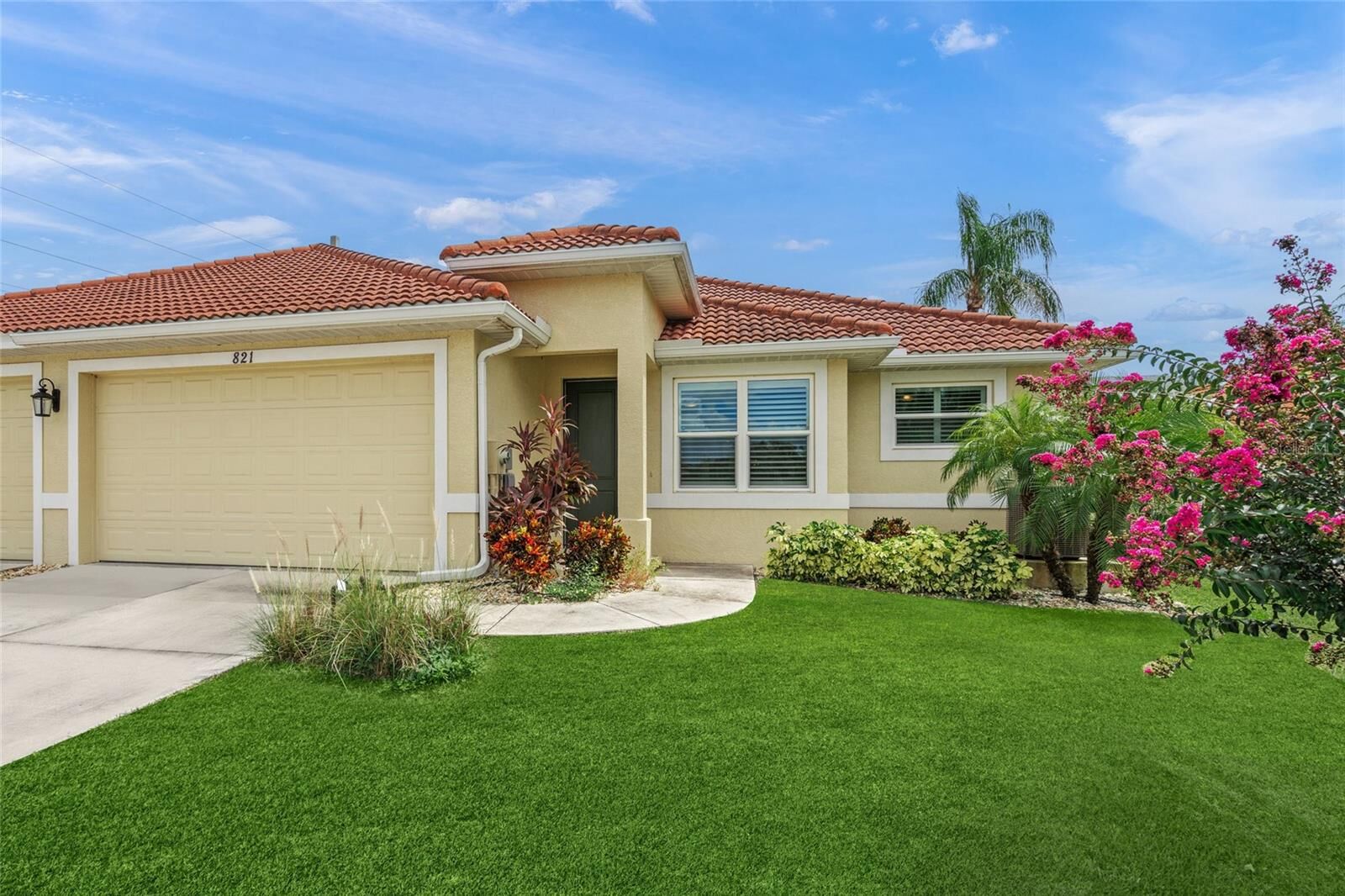 Property Photo: 821 Sorrento Place FL 34275