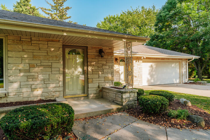 Property Photo:  1920 Fairhaven Blvd  WI 53122