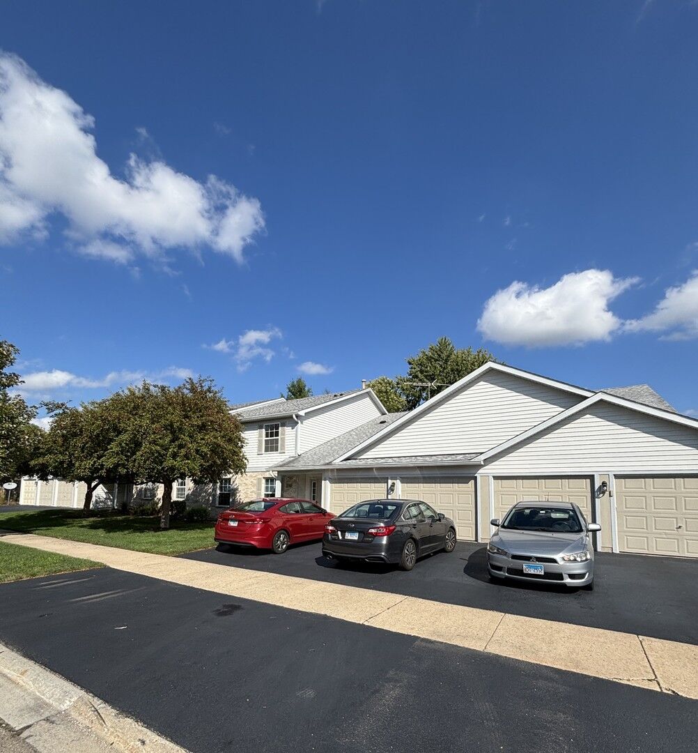 Property Photo:  1163 N Red Oak Circle 4  IL 60073 