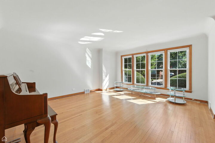 Property Photo:  8424 S Essex Avenue  IL 60617 