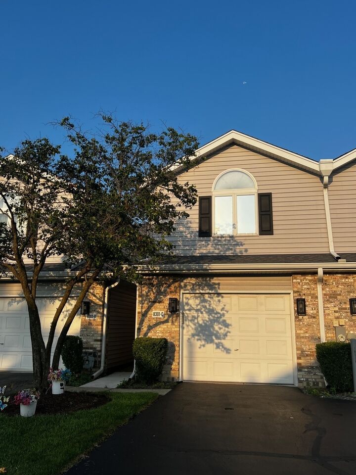 Property Photo: 8301 Highpoint Circle C IL 60561