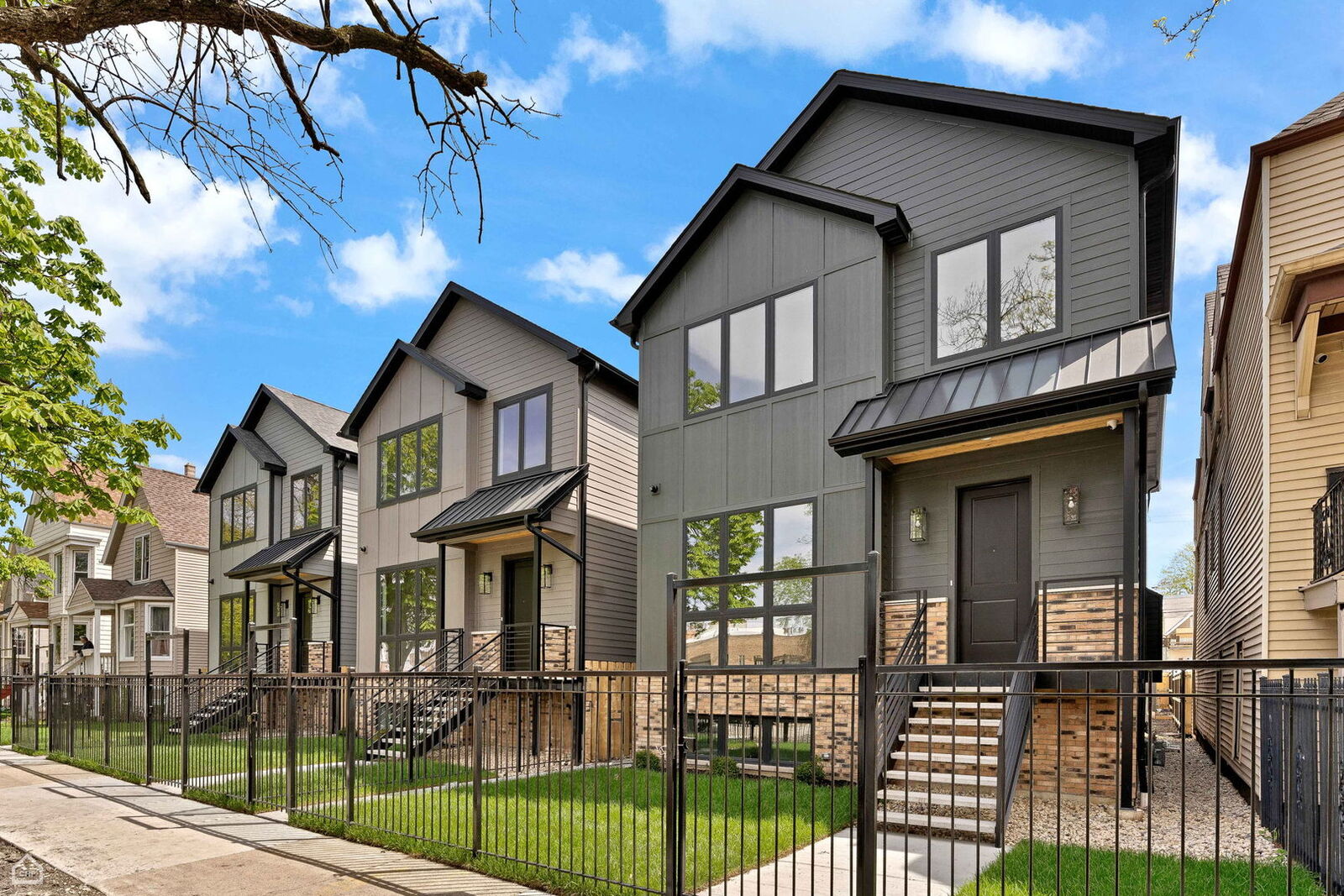 Property Photo: 3903 N Drake Avenue IL 60618