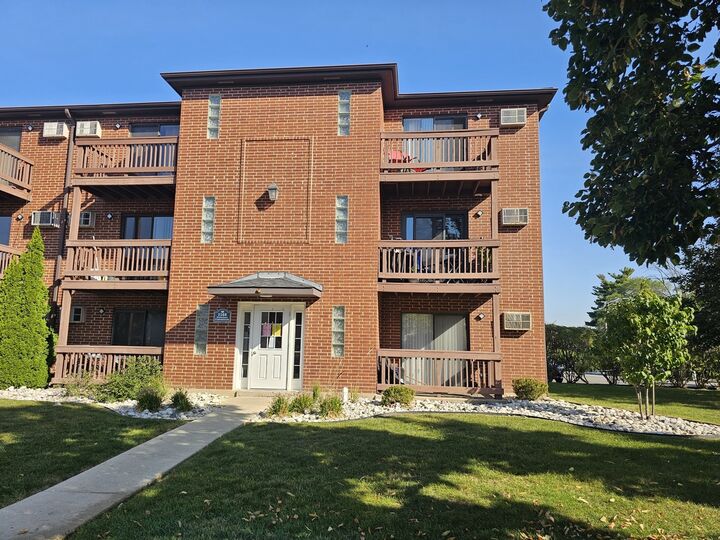 Property Photo: 1160 Cedar Street 3A IL 60139