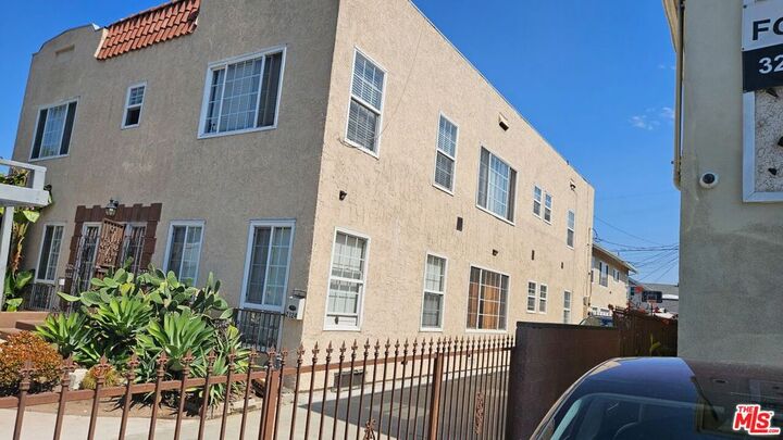 Property Photo:  2122 6th Avenue  CA 90018