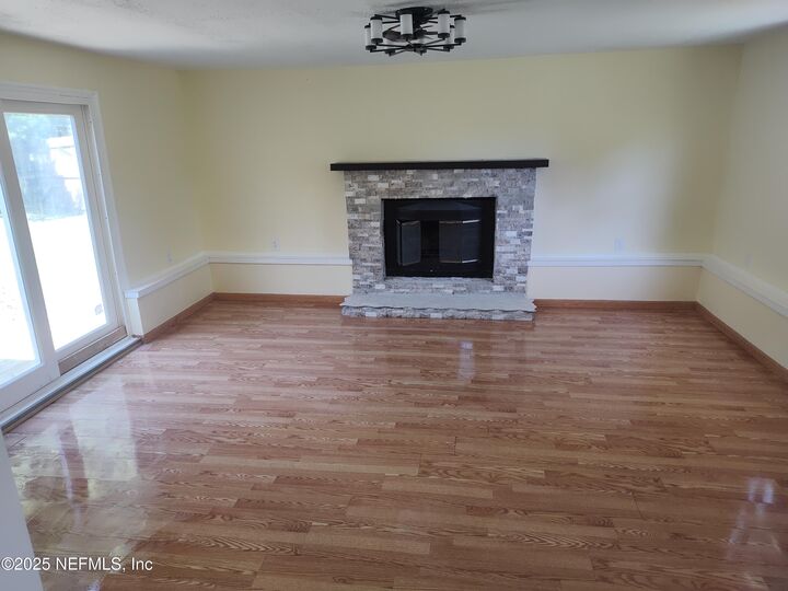 Property Photo: 6923 N King Arthur Road N FL 32211