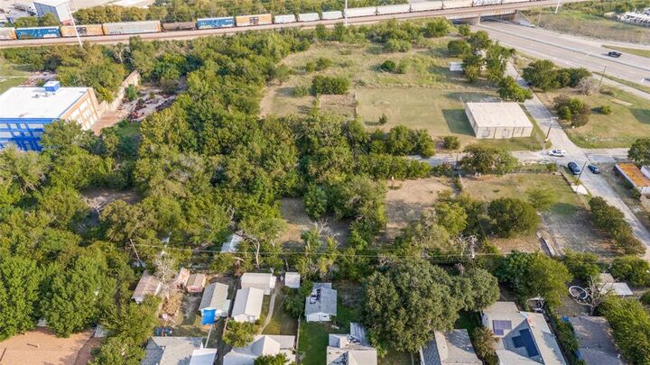 Property Photo:  1600 E Broadway Avenue  TX 76104 