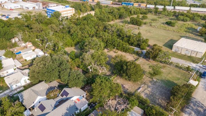 Property Photo: 1608 E Broadway Avenue TX 76104