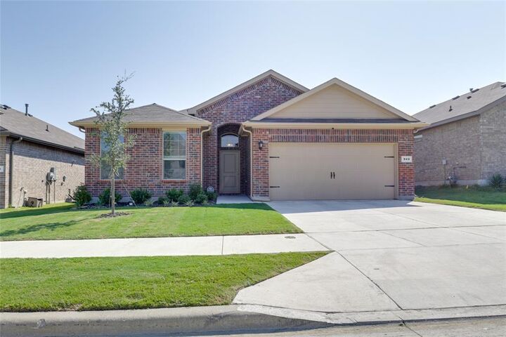 Property Photo: 949 Braymer Lane TX 76108