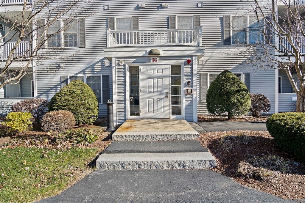 Property Photo:  16 Crestview Cir 190  NH 03053 
