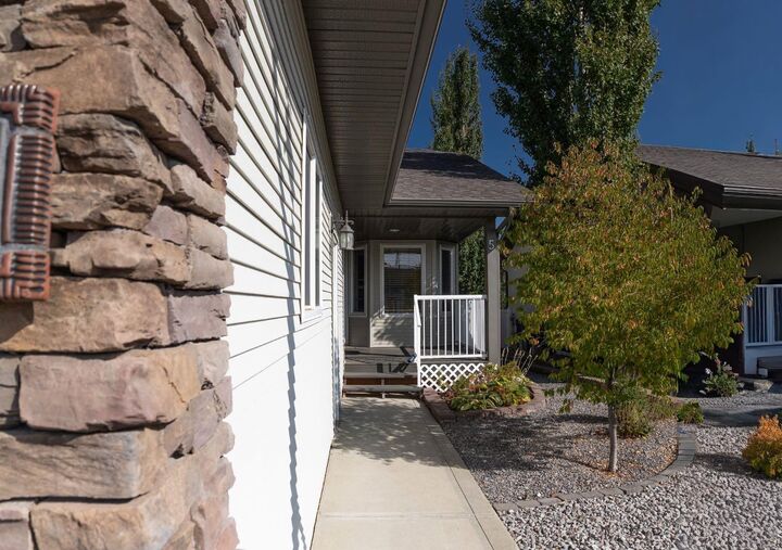 Property Photo:  5 Victor Close  AB T4R 0E4 