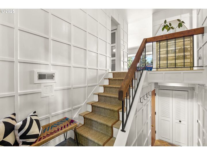 Property Photo:  2090 Valley View Dr  OR 97068 