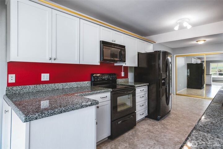 Property Photo:  1800  Skyline Way 205  WA 98221 