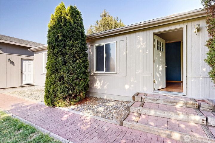 Property Photo:  425 E Camp Street  WA 99361 