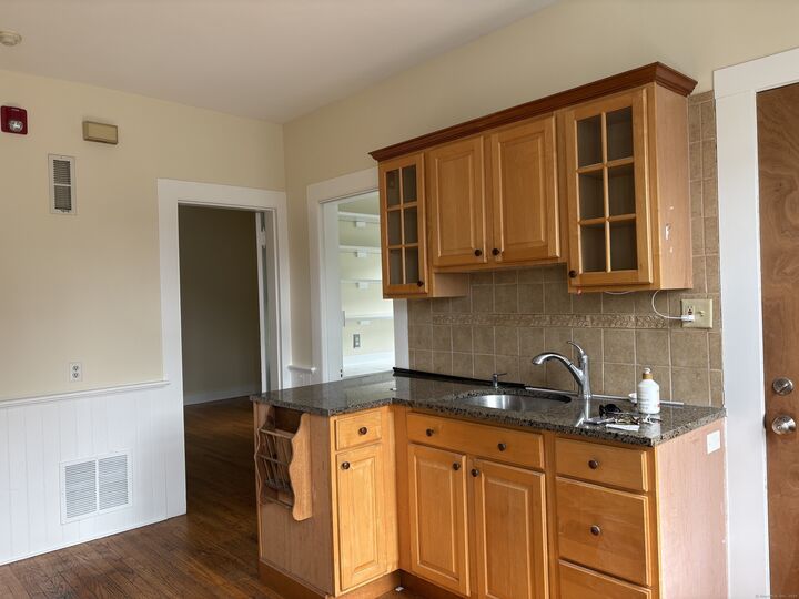 Property Photo:  687 Broad Street 2nd Floor  CT 06450 