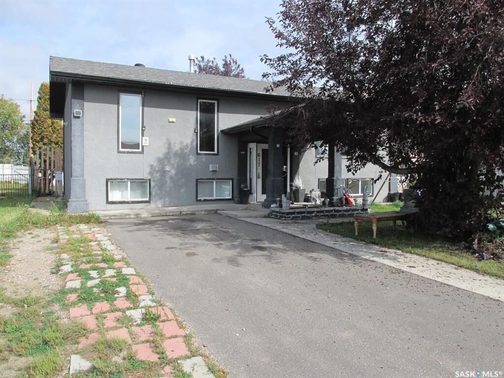 Property Photo: 617 8th Avenue W SK S0E 1E0