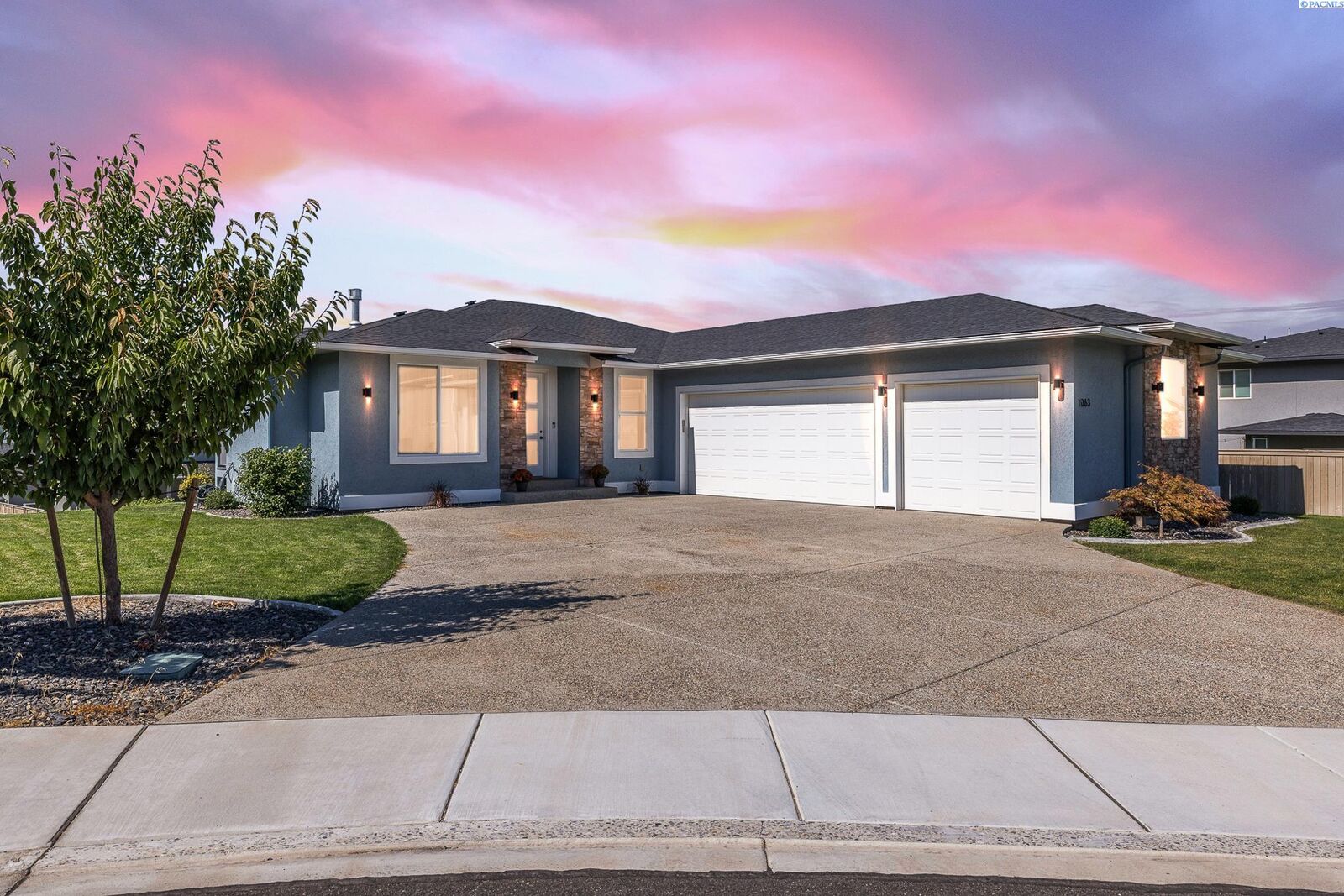 Property Photo: 1063 Klamath WA 99352