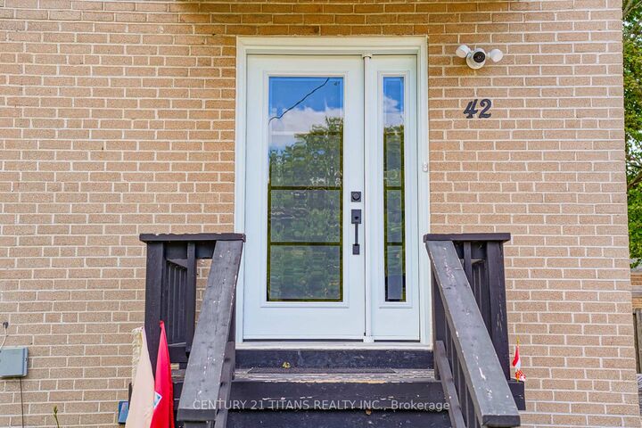 Property Photo:  42 Pixley Crescent  ON M1E 3G6 