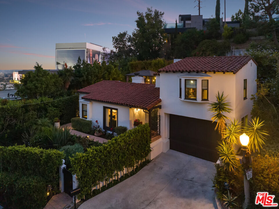 Property Photo: 1417 Queens Rd CA 90069