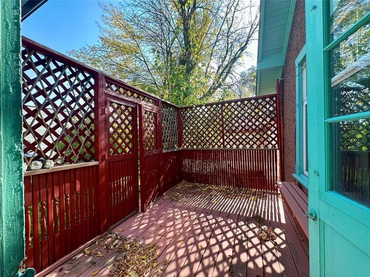 Property Photo:  822 Constant Avenue  MB R9A 1K2 
