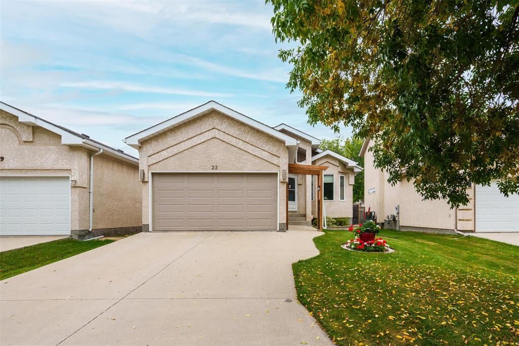 Property Photo:  23 John Reeves Place  MB R2V 4A4 