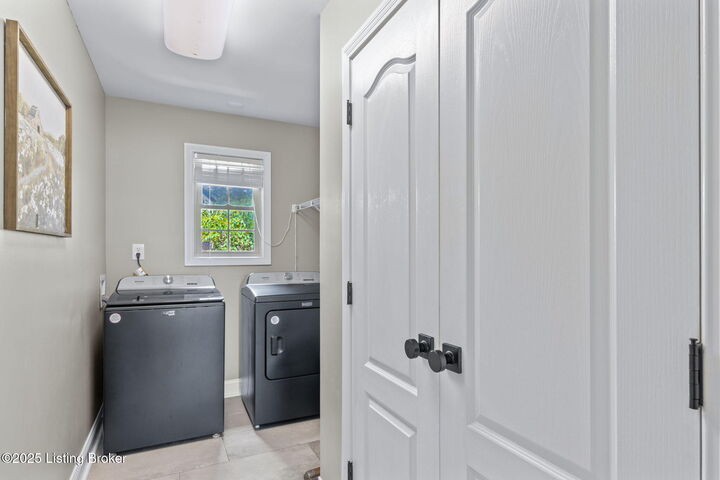 Property Photo: 354 Peach Orchard Cir KY 40023