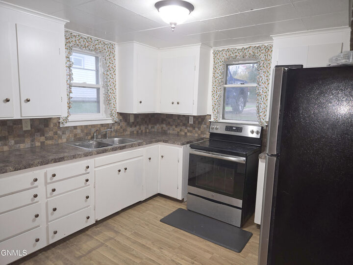 Property Photo:  1013 Jefferson Avenue  ND 58504 