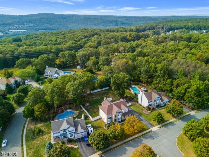 Property Photo:  4 Saunders Ln  NJ 07840 