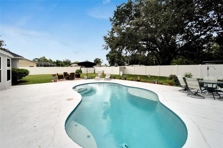 Property Photo: 2216 Glen Mist Drive FL 33594