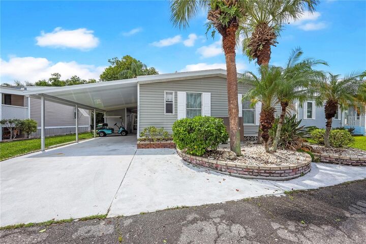 Property Photo: 2100 Kings Highway 721 FL 33980