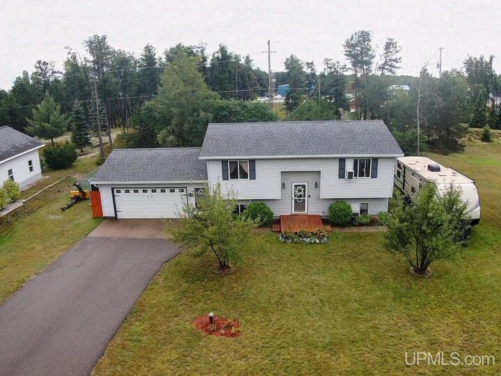 610 Lakewood Lane  Marquette MI 49855 photo
