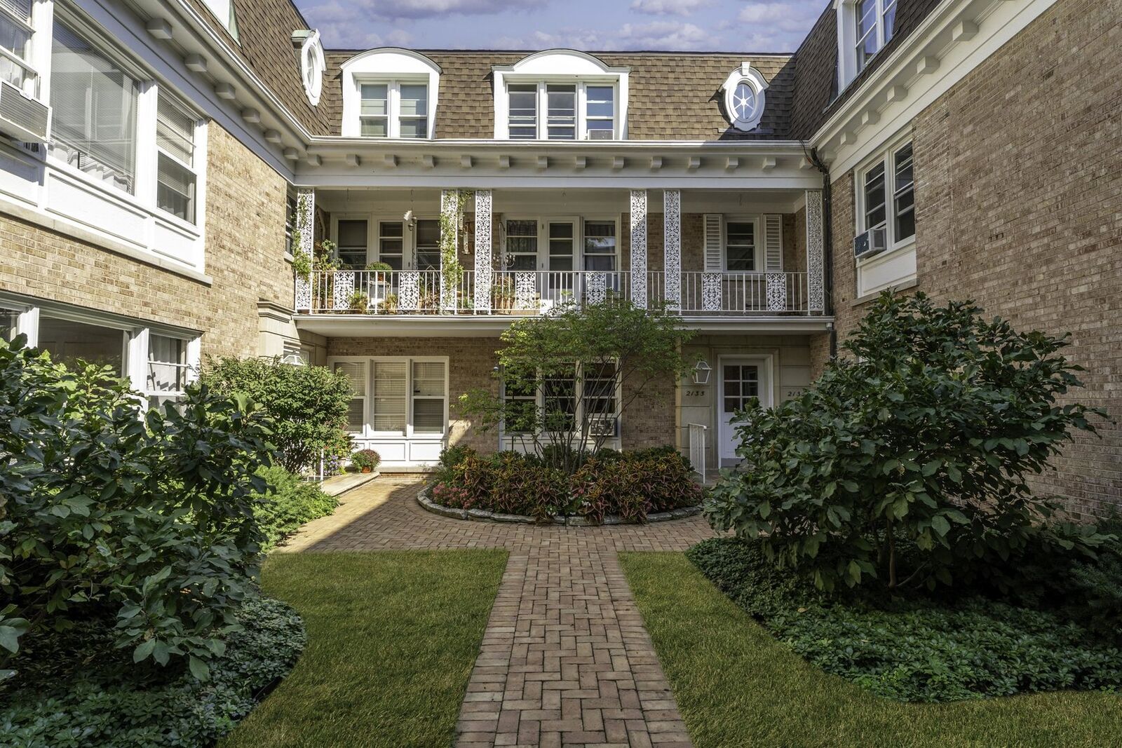 Property Photo: 2135 Central Street 3W IL 60201