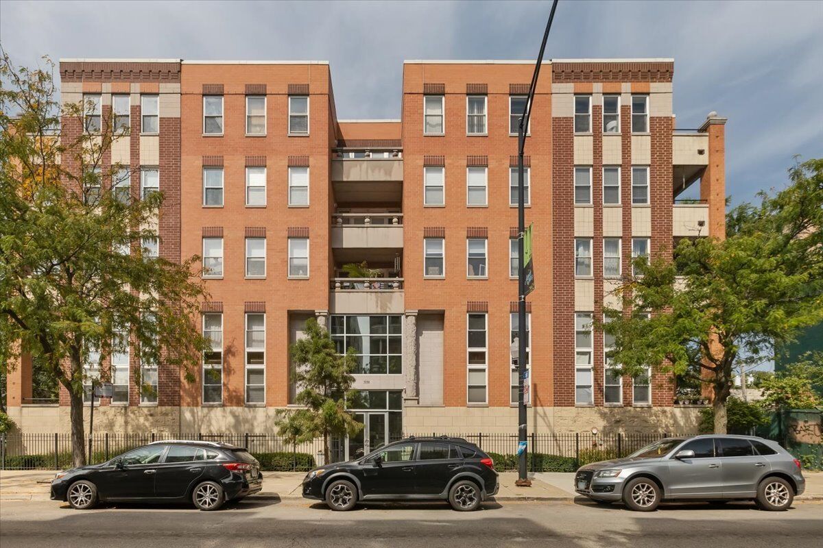 Property Photo:  3550 W Montrose Avenue 408  IL 60618 