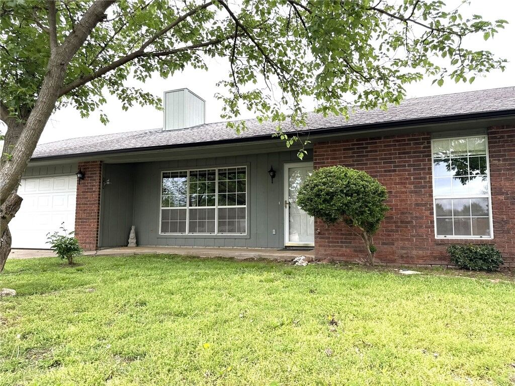 Property Photo:  1105 N Cardinal Drive  AR 72756 