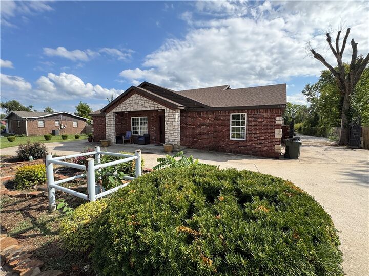 Property Photo:  1610 W Olive Street  AR 72756 